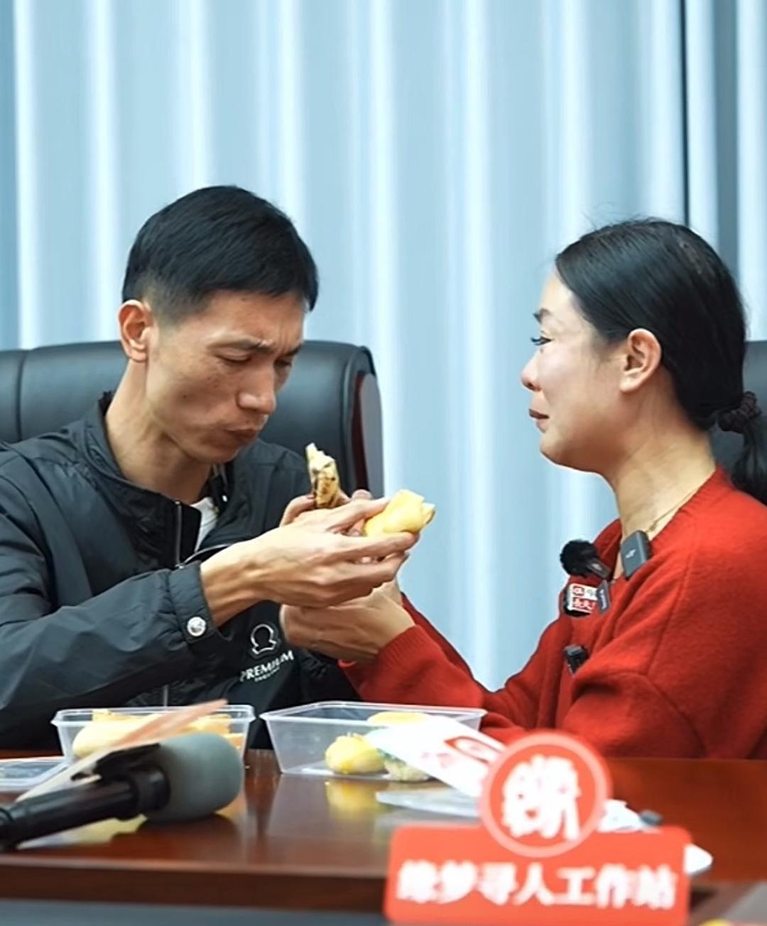 33年前，一个陌生大妈用一块面包，从姐姐身边骗走了7岁的弟弟。33年后，姐姐见到