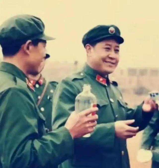 1938年盛夏的南陵县城，新四军司令陈世俊处理完军务去路边小铺买烟，结账时却无意