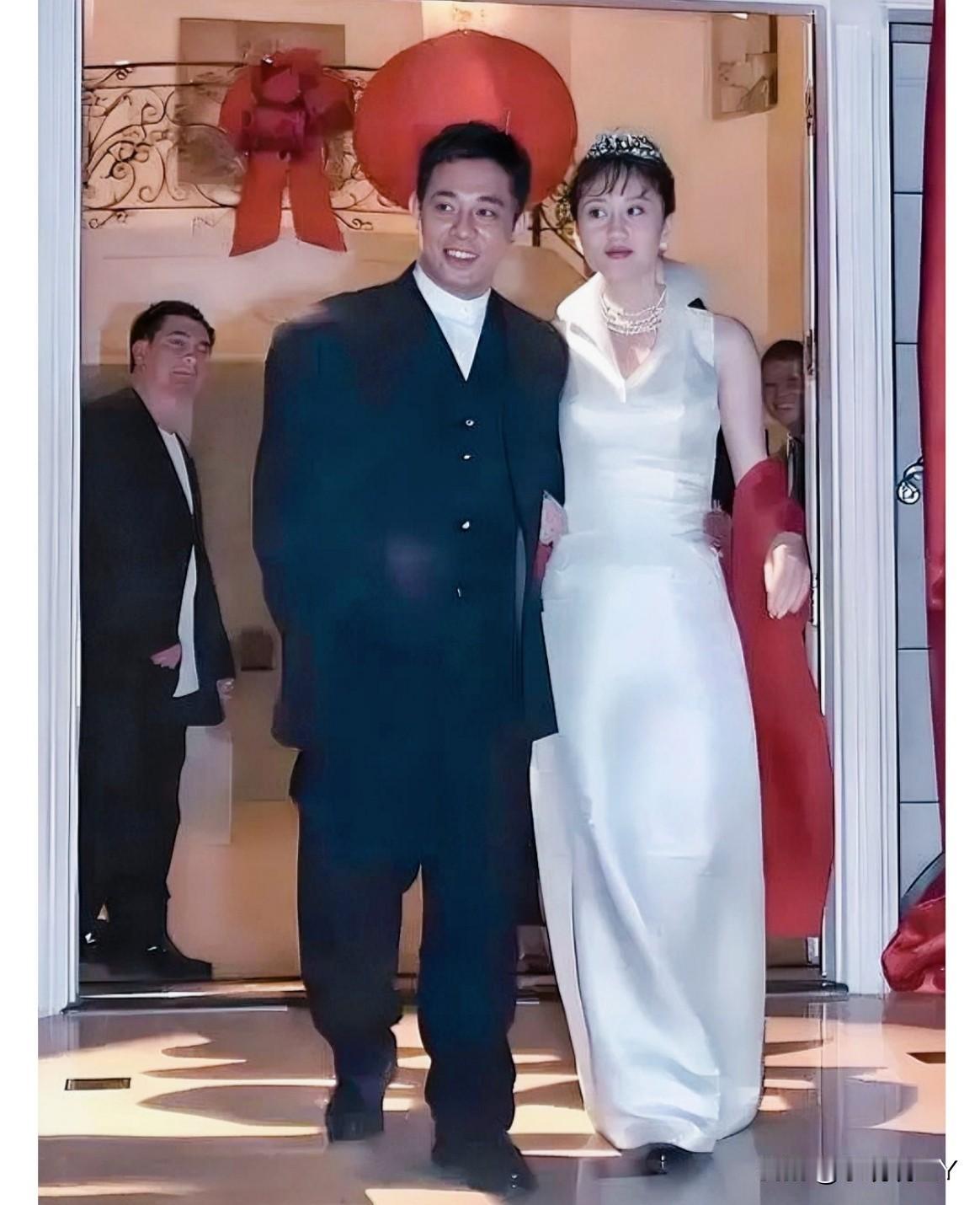 新婚燕尔的李连杰和利智，这张照片摄于一九九九年美国洛杉矶，彼时李连杰三十六岁，利