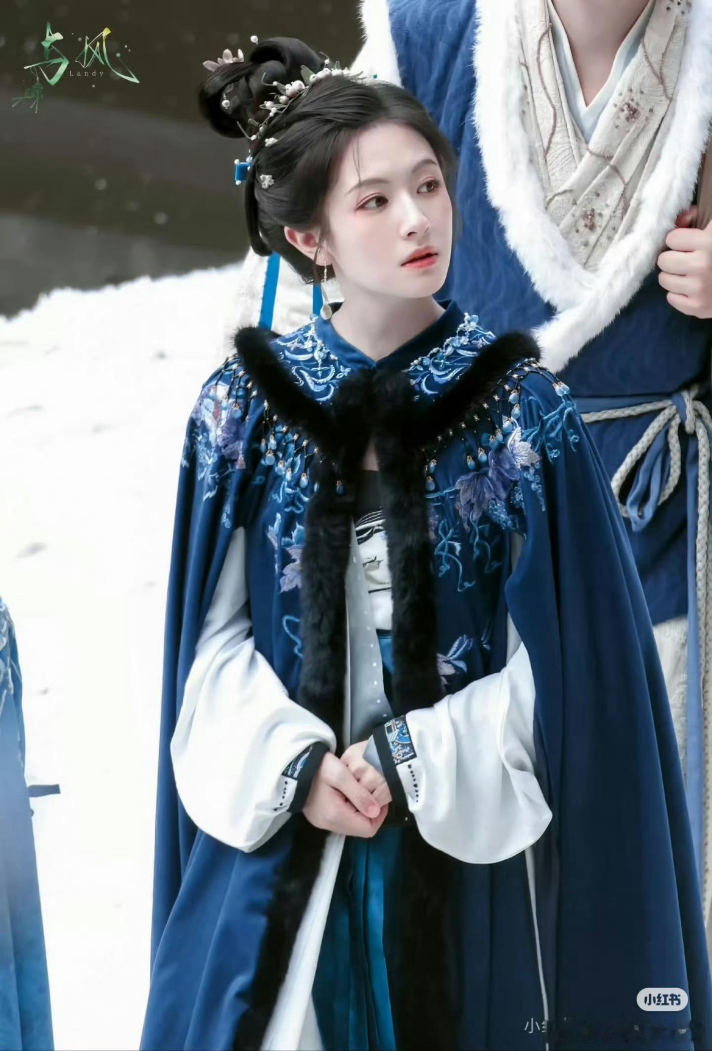 李兰迪 喀什的风教我跳了一支舞白鹿粉丝看见这么美的兰迪妹妹，心里在想我姐咋这样的
