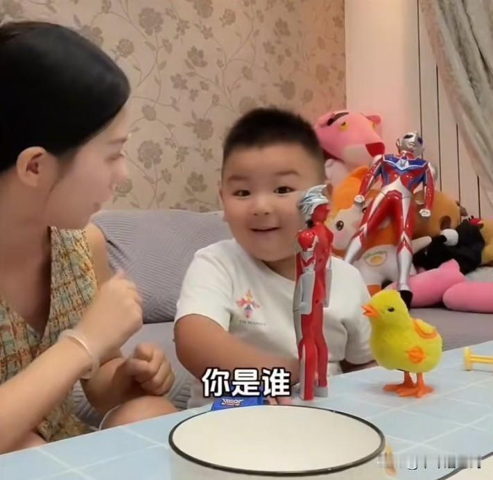 一少妇假装喝了忘情水，会忘记一切，一番操作，要把三岁的儿子赶出家门，这一下子把儿