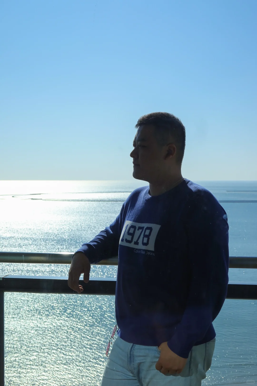 冬季香格里拉海景房，看到了阳光洒在海面上