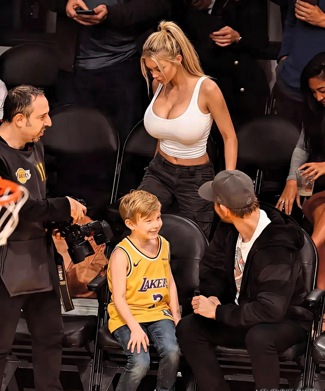 你老婆兴奋地搓手，等你掏老詹的高清怼脸拍。
你翻遍摄影包每个夹层，最后摸裤兜的手