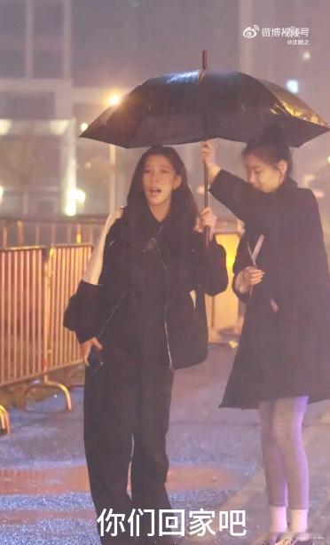 宋妍霏让粉丝别淋雨了快回家看了宋妍霏在雨中让粉丝回家的视频，直接破防。雨丝纷纷，