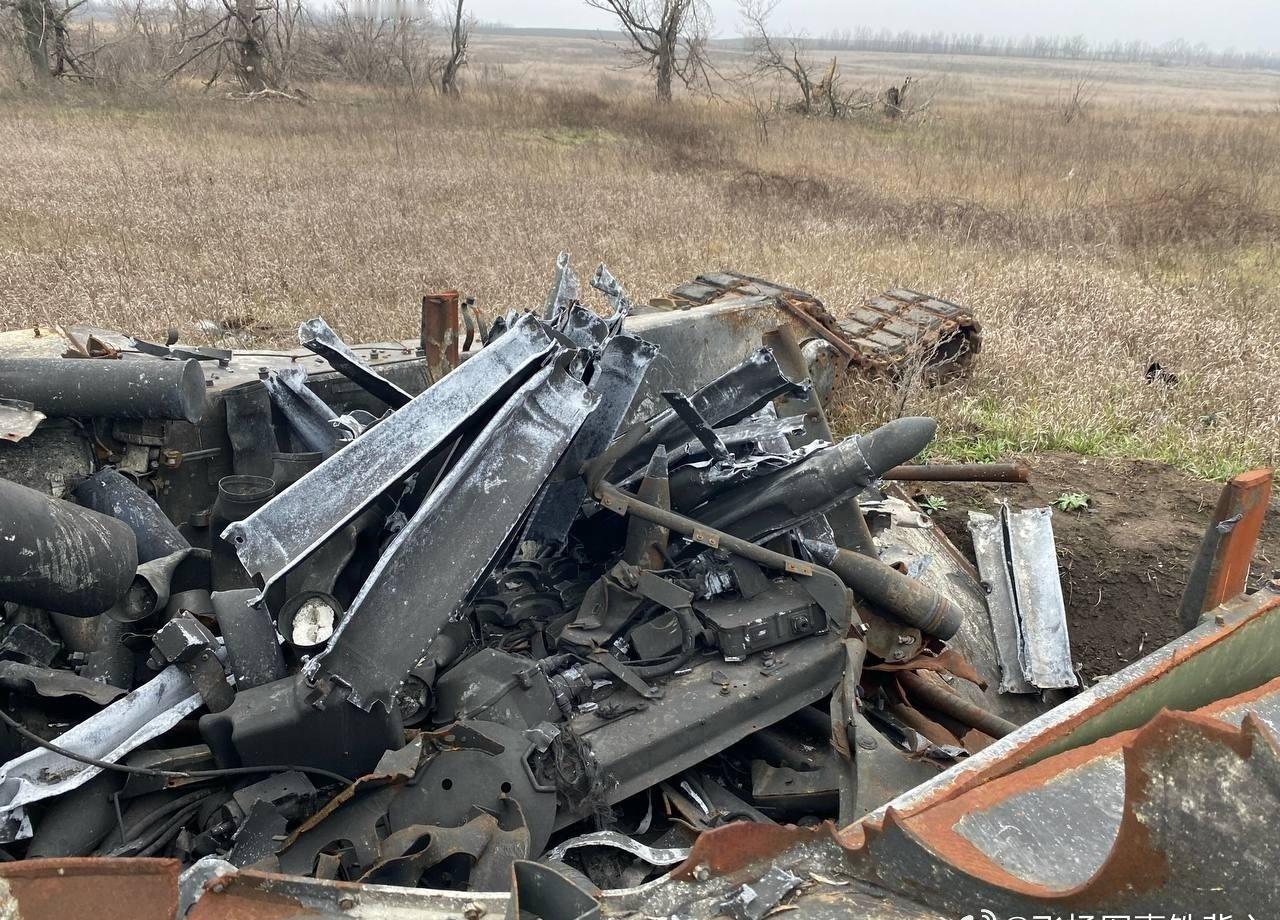 一辆被摧毁的乌克兰豹-1A5 坦克，地点在第聂伯罗彼得罗夫斯克方向。

弹药似乎