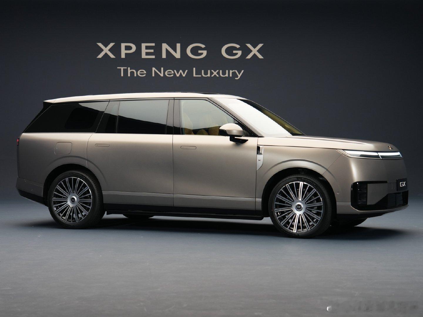 各位老板们我现在在恰小鹏GX 的饭真·物理恰饭我来了之后仔仔细细围着车转看了半天