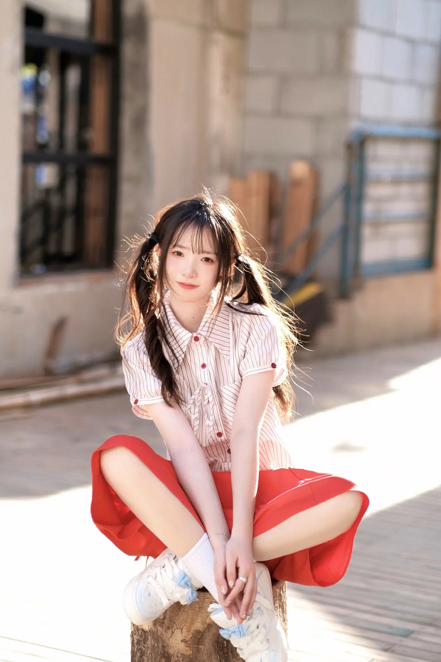 周围人越多 我就越想你 拍照甜妹