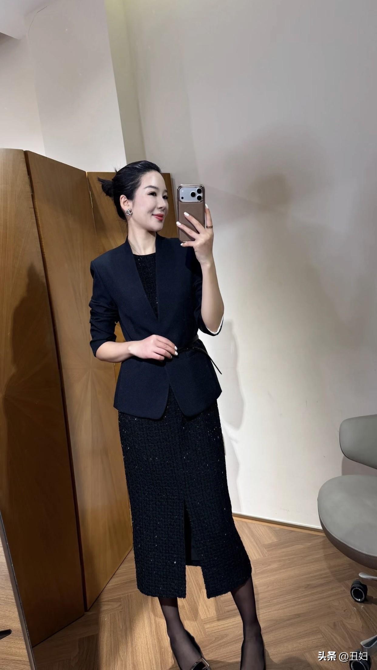 西装就是打造这种风格的利器。修身西装能贴合腰线，勾勒干练轮廓，配衬衫通勤，搭针织