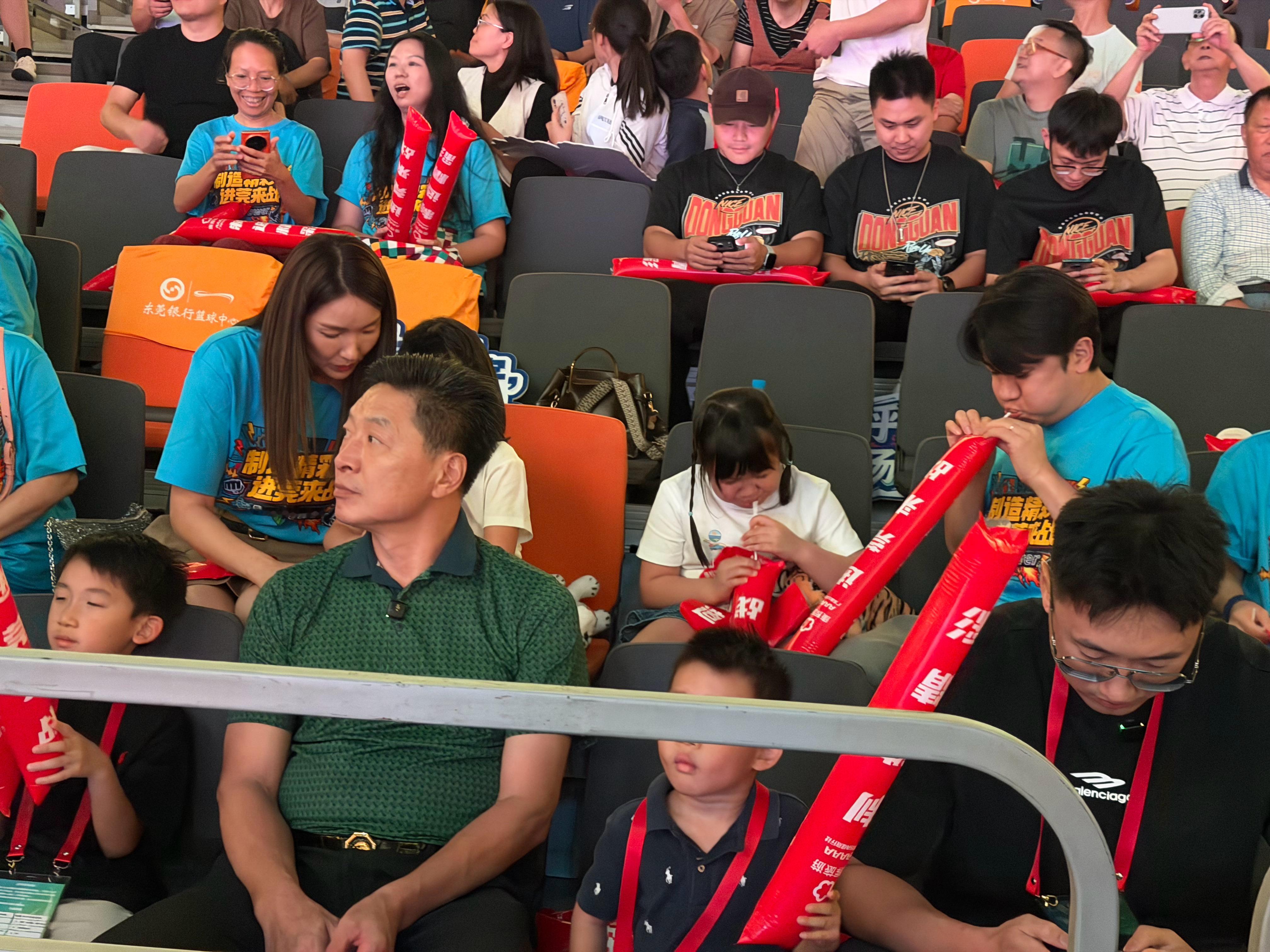 粤ba 初体验王祖蓝、李春江指导场边观战东莞vs河源恩怨局阿才说球CBA广东宏远