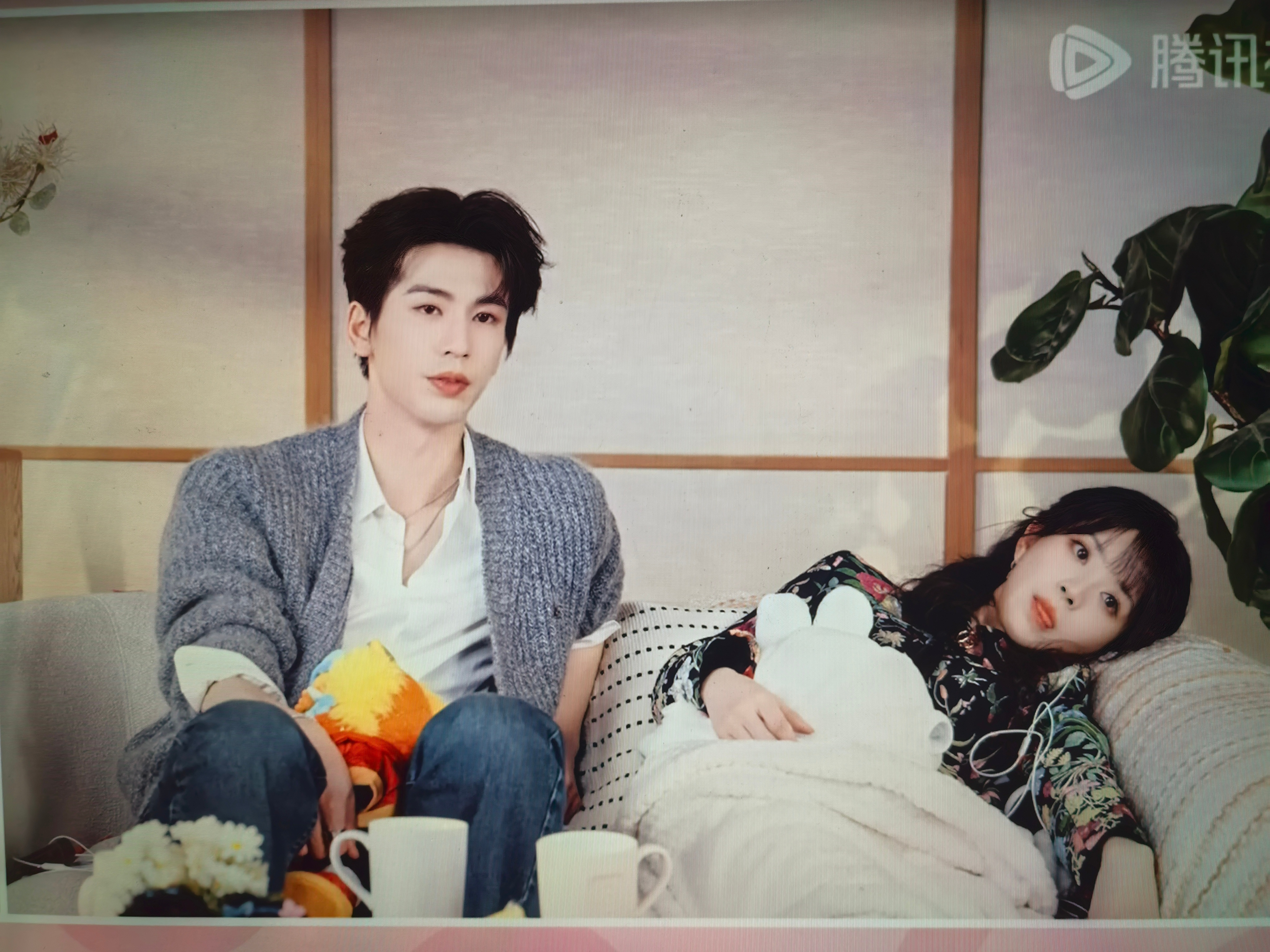 好暧昧的氛围啊有人懂么一个仿若在家里的躺下了，一个就这样撑着沙发身体斜斜的往小田