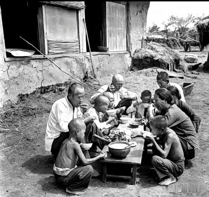 1960年忻州农户家中，一家人围坐吃早饭。家庭养育多个子女，部分片面言论抹黑当年