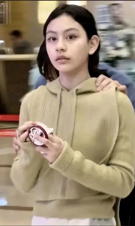 女儿随爹没跑了，霓娜和刘烨像一个模子里刻出来的