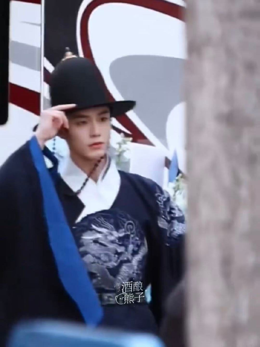 何与窈窈有期妆造 何与窈窈有期首次出妆 帅的轻轻松松！！娱乐