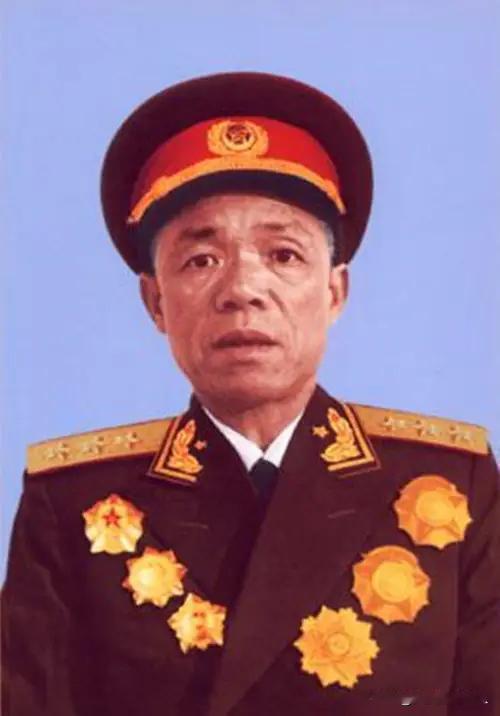 1981年冬，韩先楚站在红安破旧的县委招待所，望着满屋披着破棉絮的老乡，电话拿起