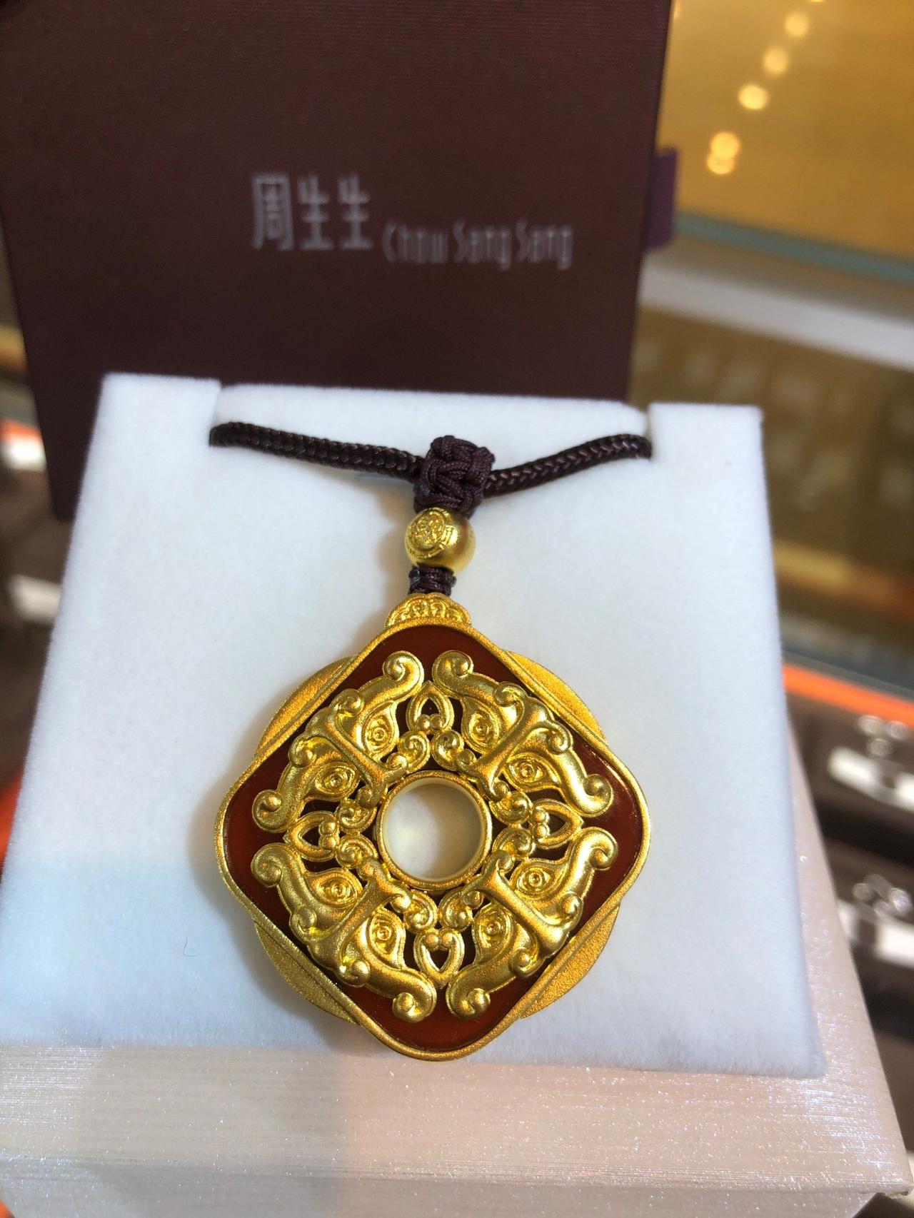 针对消费者送检足金挂坠出现金含量波动（64%-99%），周生生二次声明称已封存同