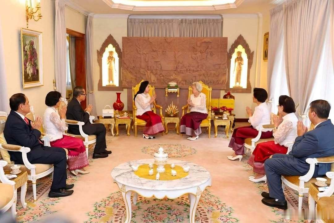 柬埔寨王室 🇰🇭柬埔寨红十字会主席文拉妮亲王向柬埔寨红十字会终身名誉主席莫尼