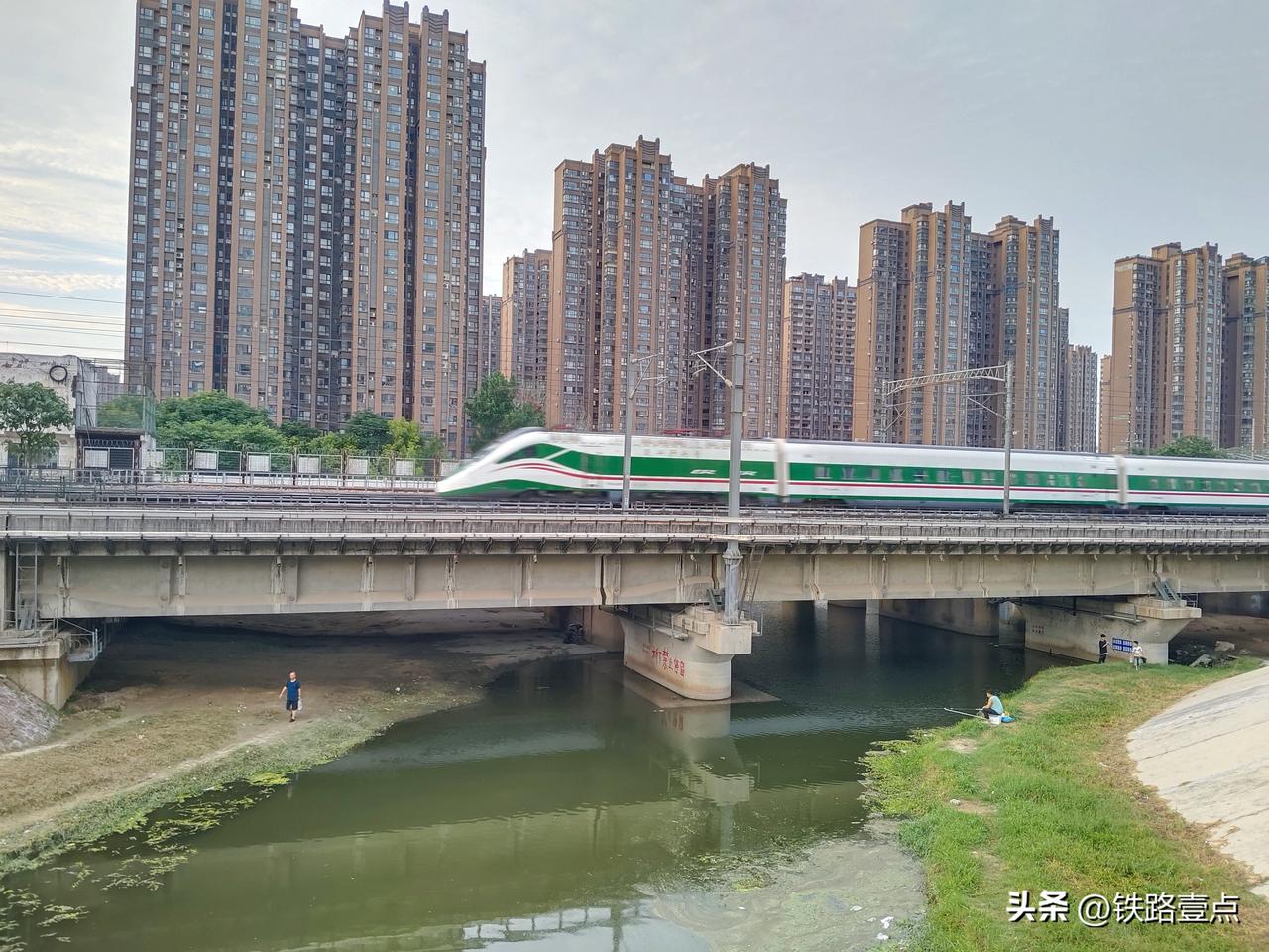 雄商高铁开通，来一对青岛北香港西九龙的高铁列车怎么样？
      还有三个月，