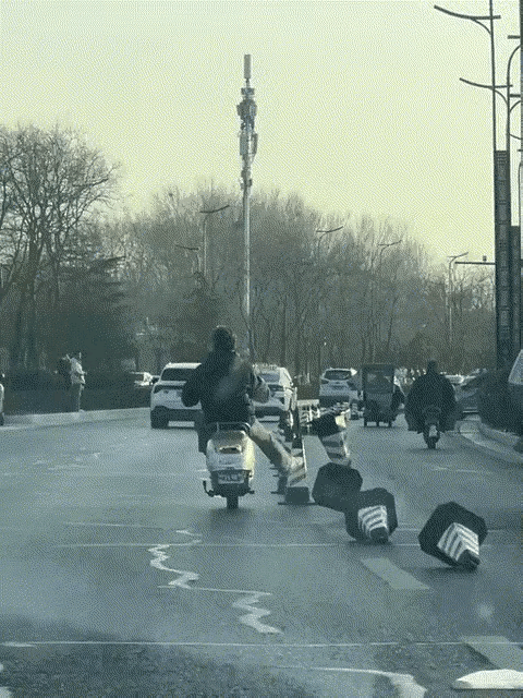 离了个大谱~在一条车流相对比较大的街道上，临时设立隔离桩，将机动车道和非机动车道