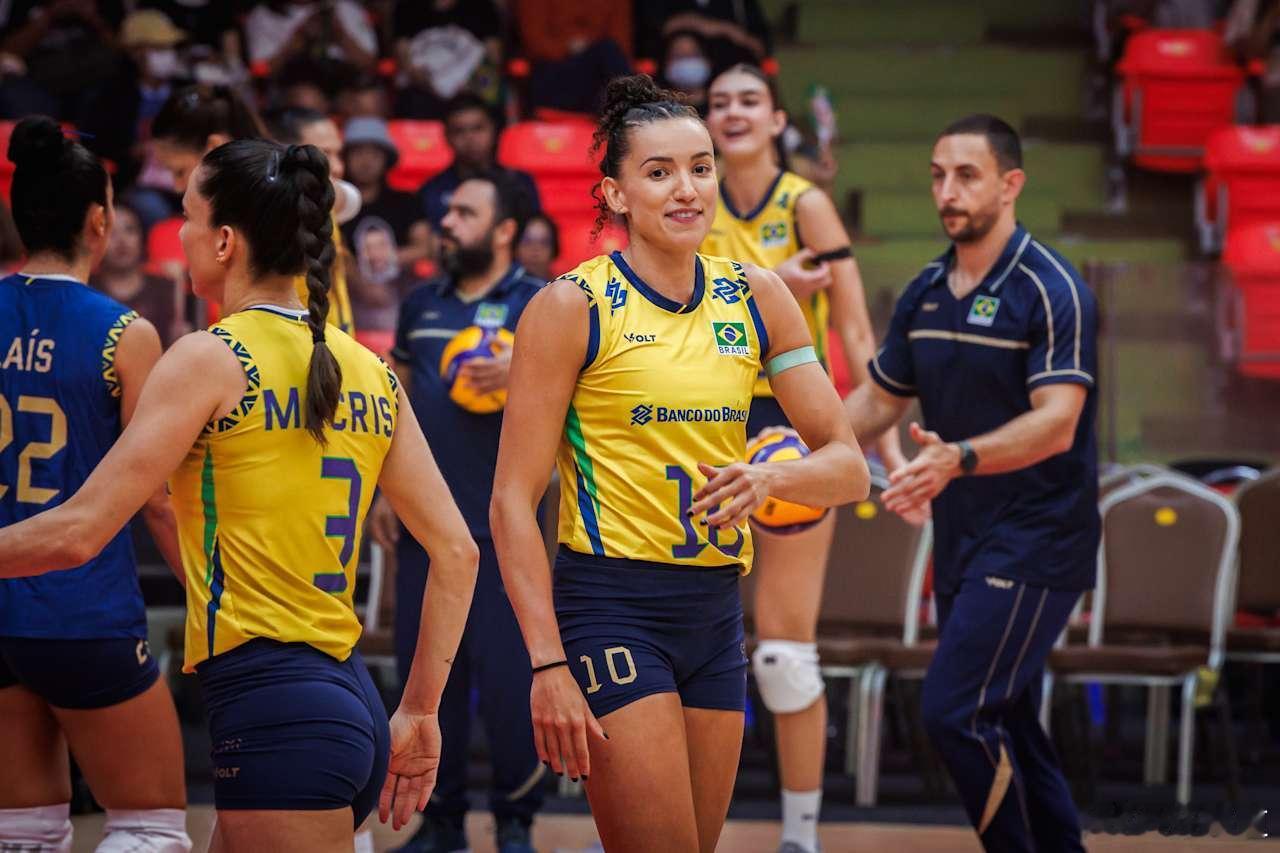 国际排坛动态巴西女排vs日本女排第一局：巴西队25-12日本队 加比7分，罗萨玛