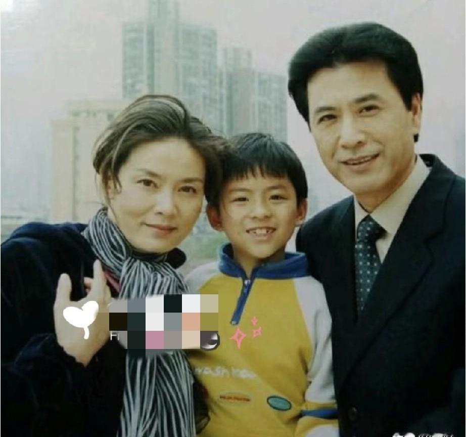 很多人都脸熟，但就是叫不上名字。
照片里这两位，一位是王华英，一位是李光复。
都