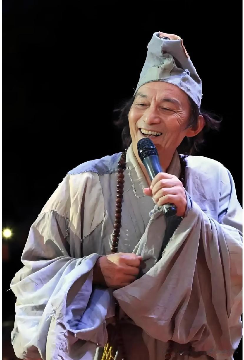 今天突然冷了几度，还飘起了细雨，似乎也在送别“济公爷爷”游本昌……

老一辈都说
