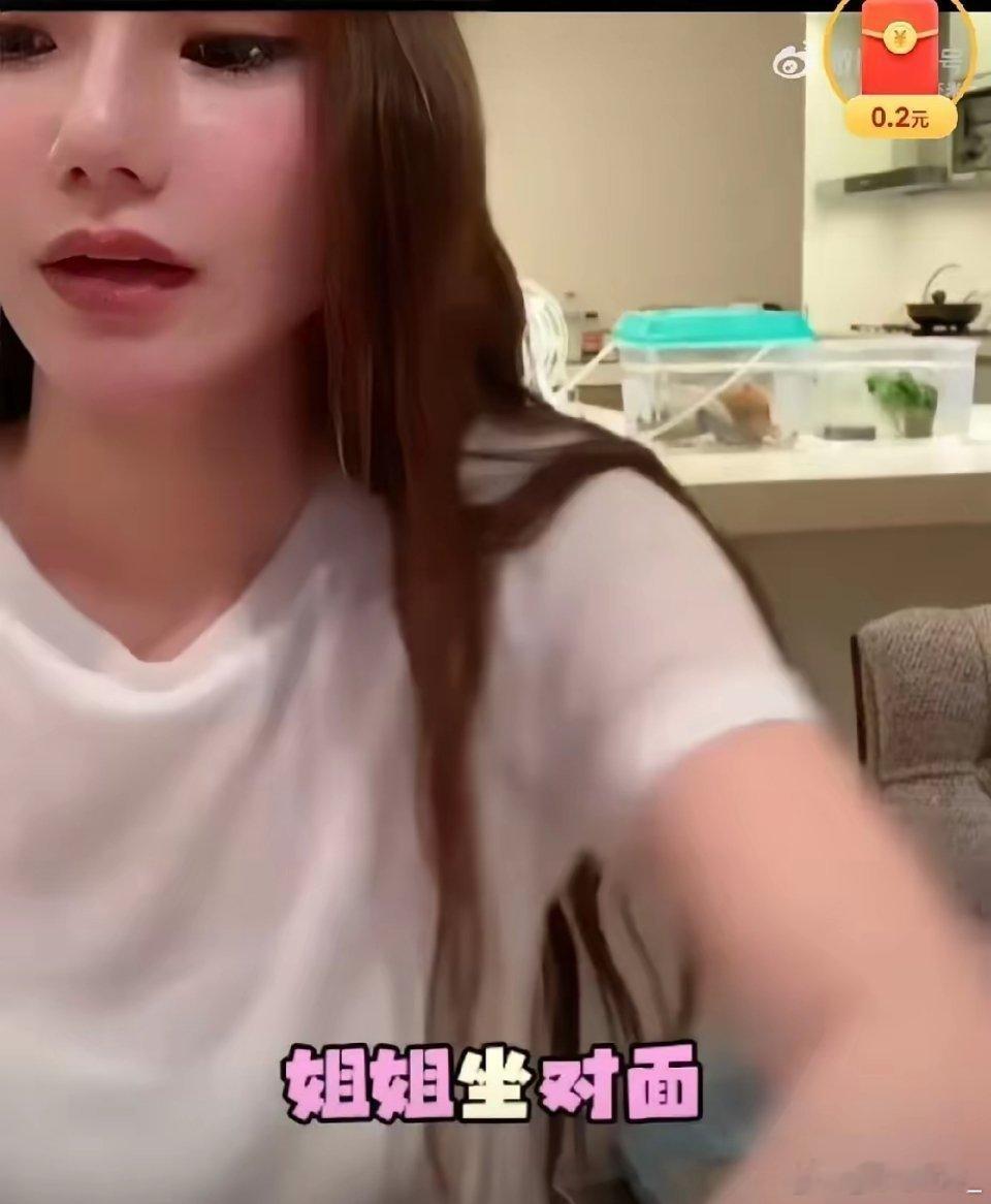 马晓梅在吃饭的时候让小玥儿坐在对面当着大家的面聊起了学校里的事​小玥儿说自己的生