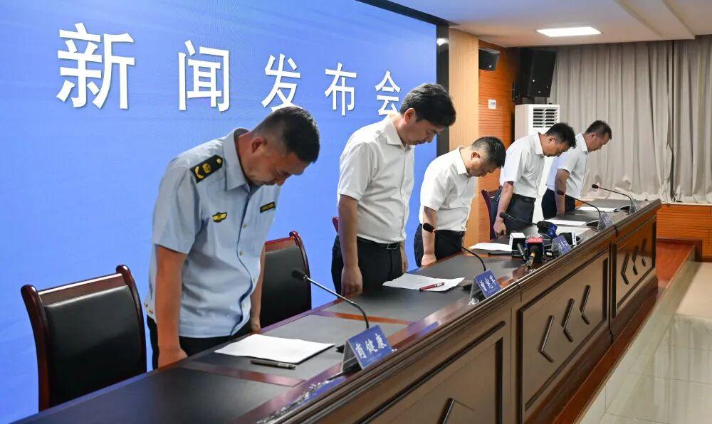 重庆彭水那场突如其来的塌方，把龚宝东的名字推到了风口浪尖。
 
谁能想到，西南政