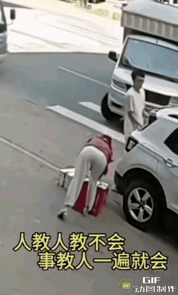 三分钟取礼物，孩子差点没了！路边停车这坑90%家长都踩过
 
小两口路边停车拿个