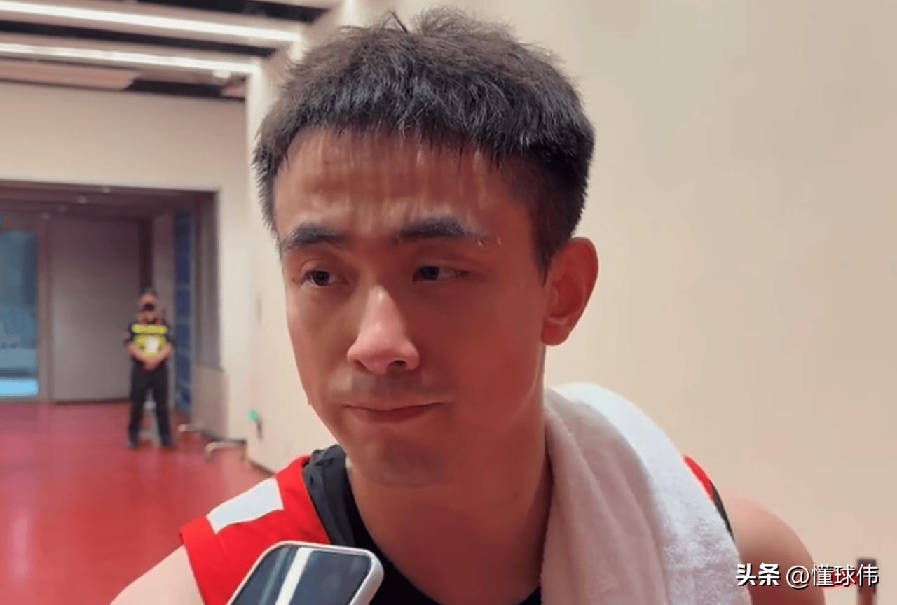 带伤坚持，好样的！赵继伟谈受伤：

“落地的时候。”

“不小心扭了一下。”
