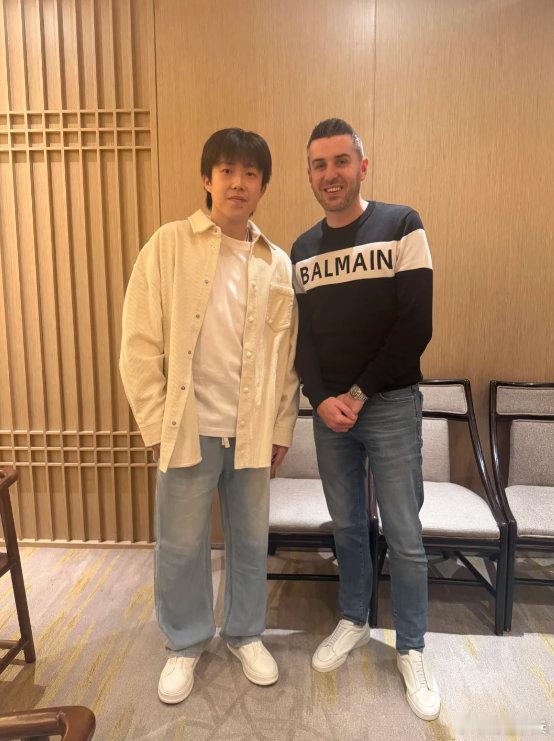 塞尔比和马龙王楚钦聚餐 马克·塞尔比更新社媒晒照，自己和罗伯逊同马龙、王楚钦一起