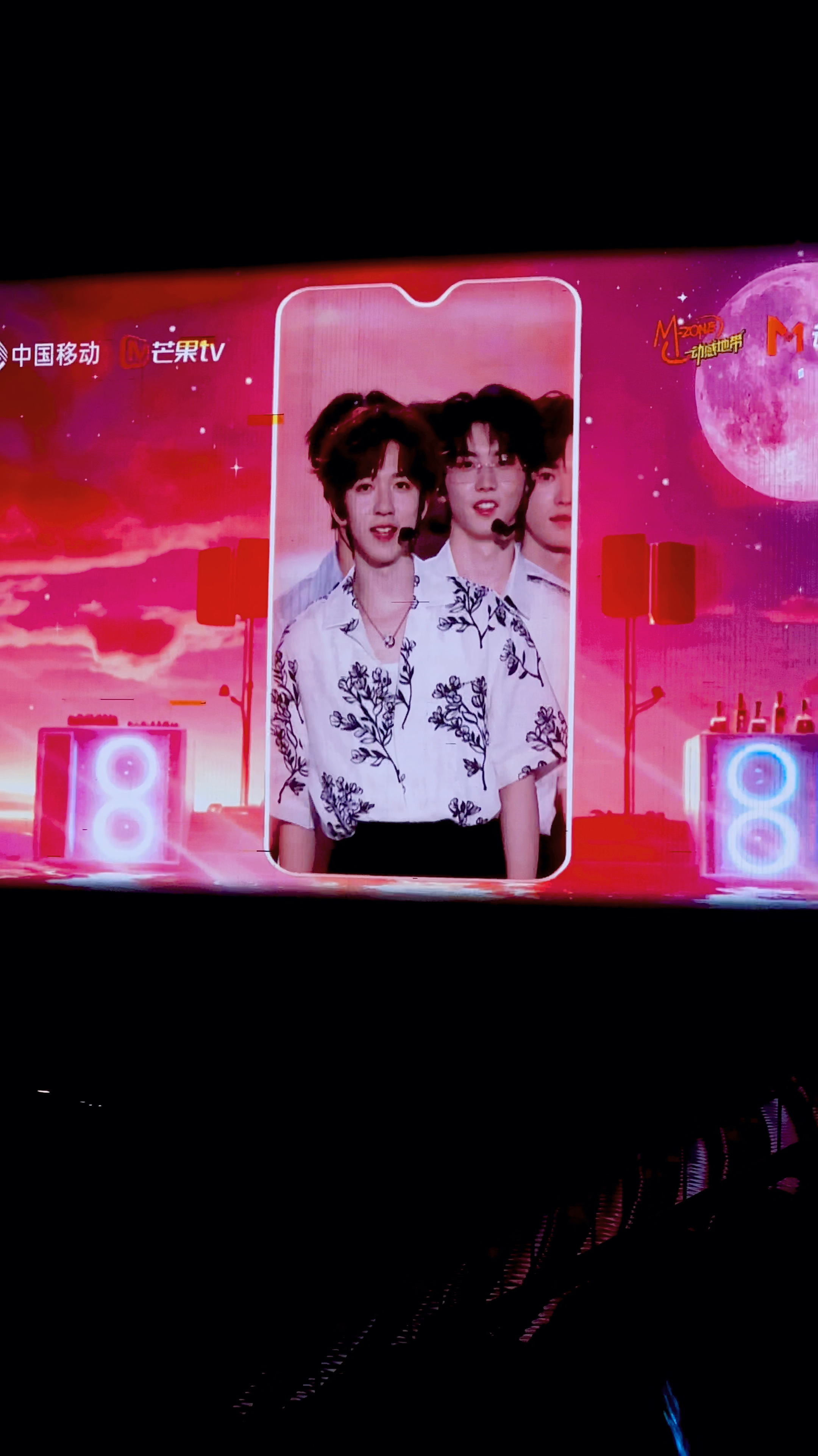 生图都美成这样还能咋办啊。。。#贺峻霖[超话]# #青春芒果夜# ​​​