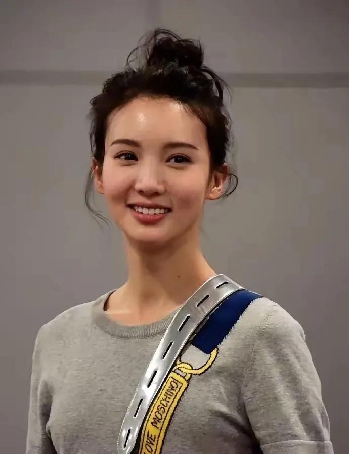 金晨长变样了，婴儿肥的脸蛋配上纤瘦的身材有点不太协调的样子。她发福为什么只胖在脸