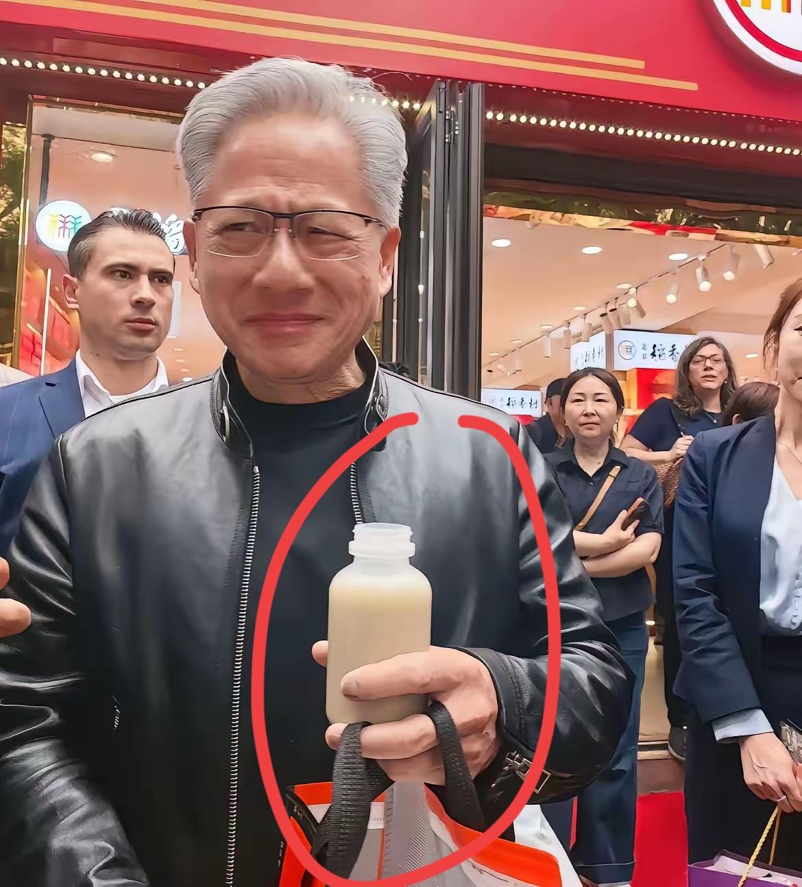 黄仁勋手里拿的是什么？好不好喝