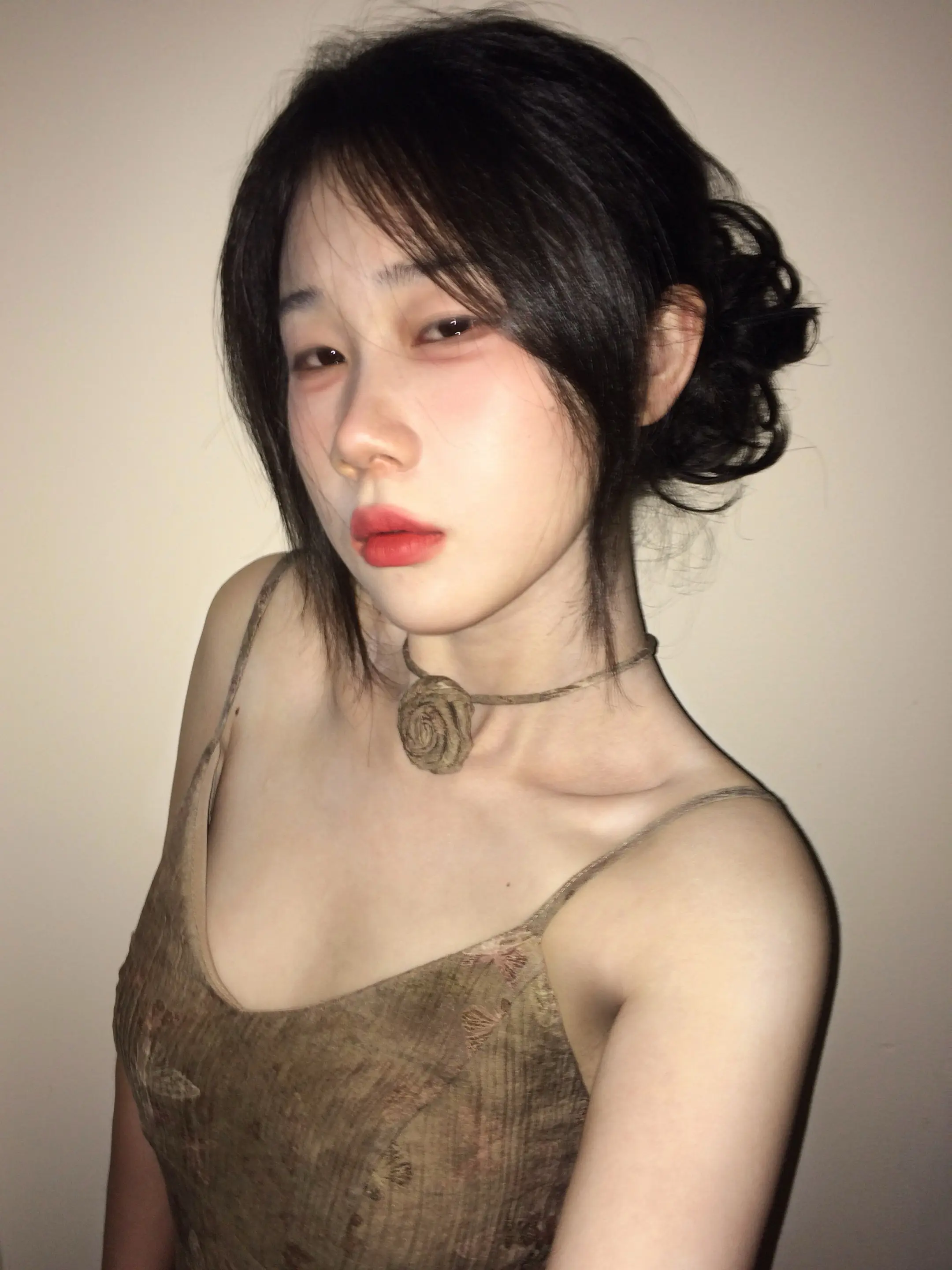 你为我的外貌停留 看到我的性格又悄悄皱眉