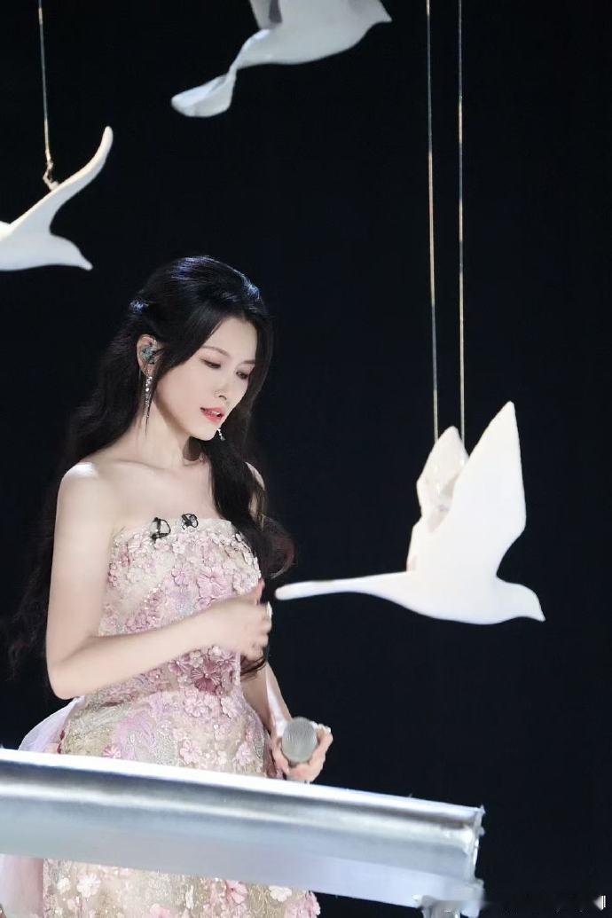 徐洁儿倾听我音乐会从演员到重新站上音乐舞台，徐洁儿这场二十年音乐会承载太多热爱，