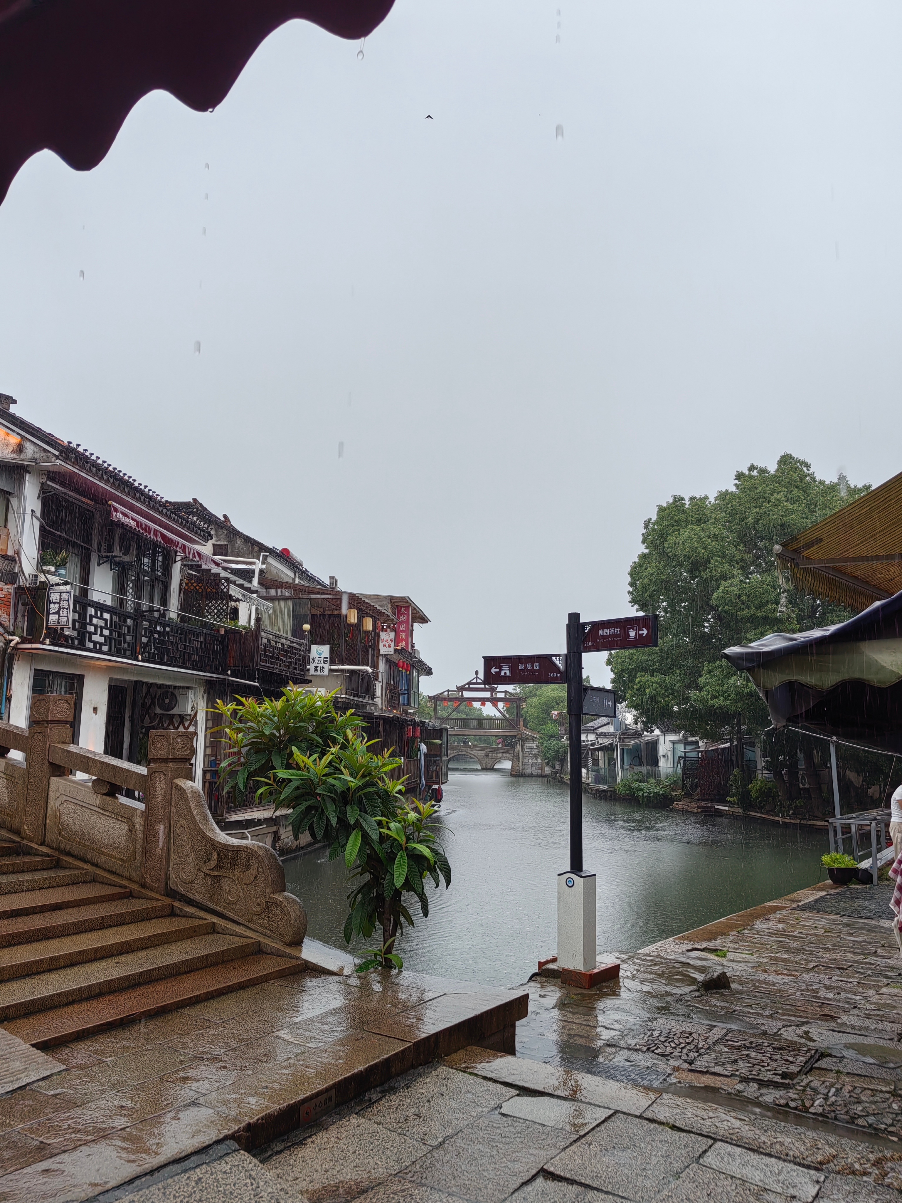 雨天的同里古镇，感觉好极了，不打伞也很舒服。走在雨天的同里古镇的美好时刻，一次发