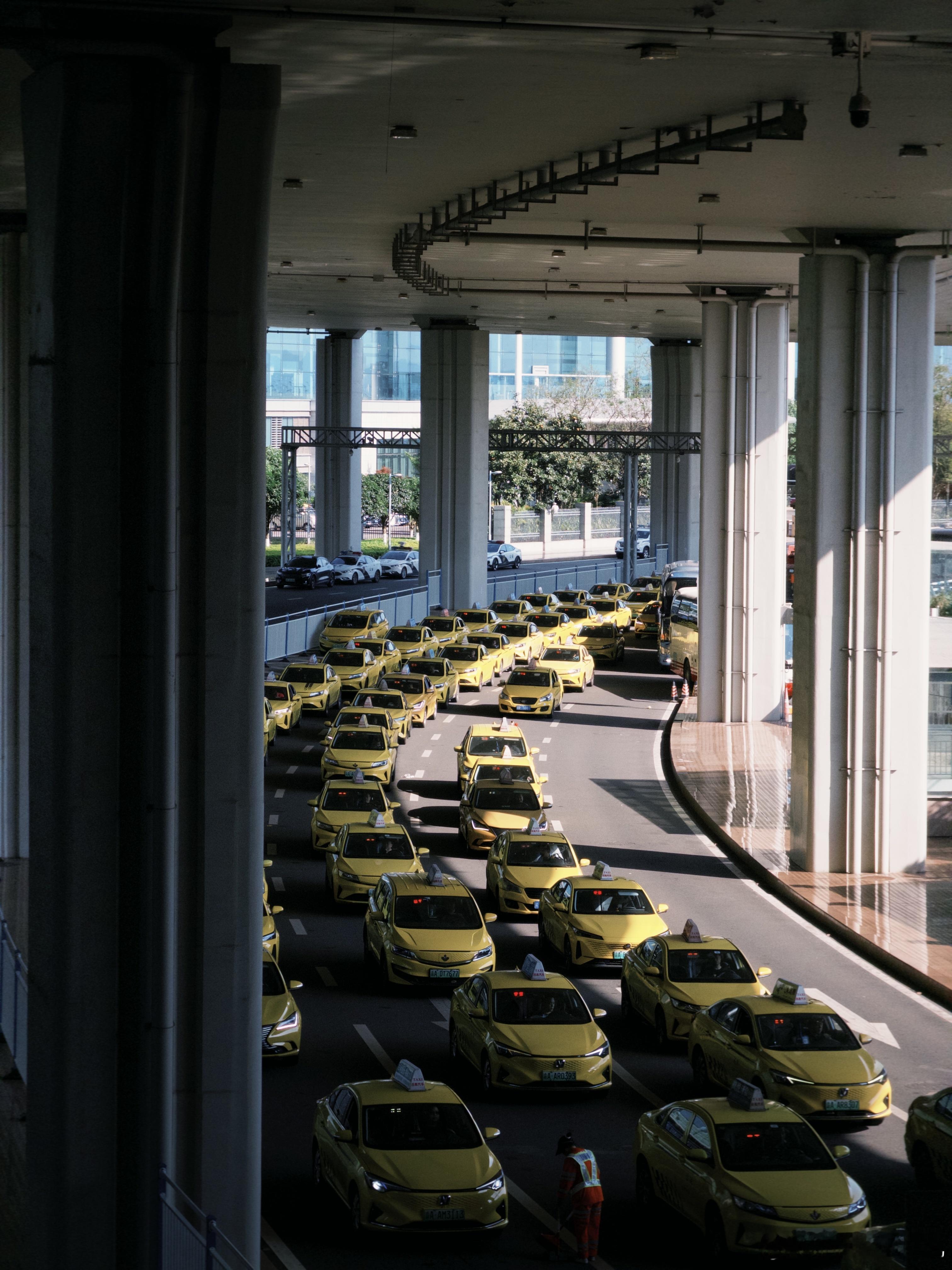 来重庆出差，拍两个新车🚗顺便吃了个放纵餐，一人狂整400块钱的微辣火锅请问明天