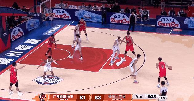 郭艾伦连续得分，高难度对抗打进，干拔三分稳稳命中



郭艾伦状态不错，关键的第