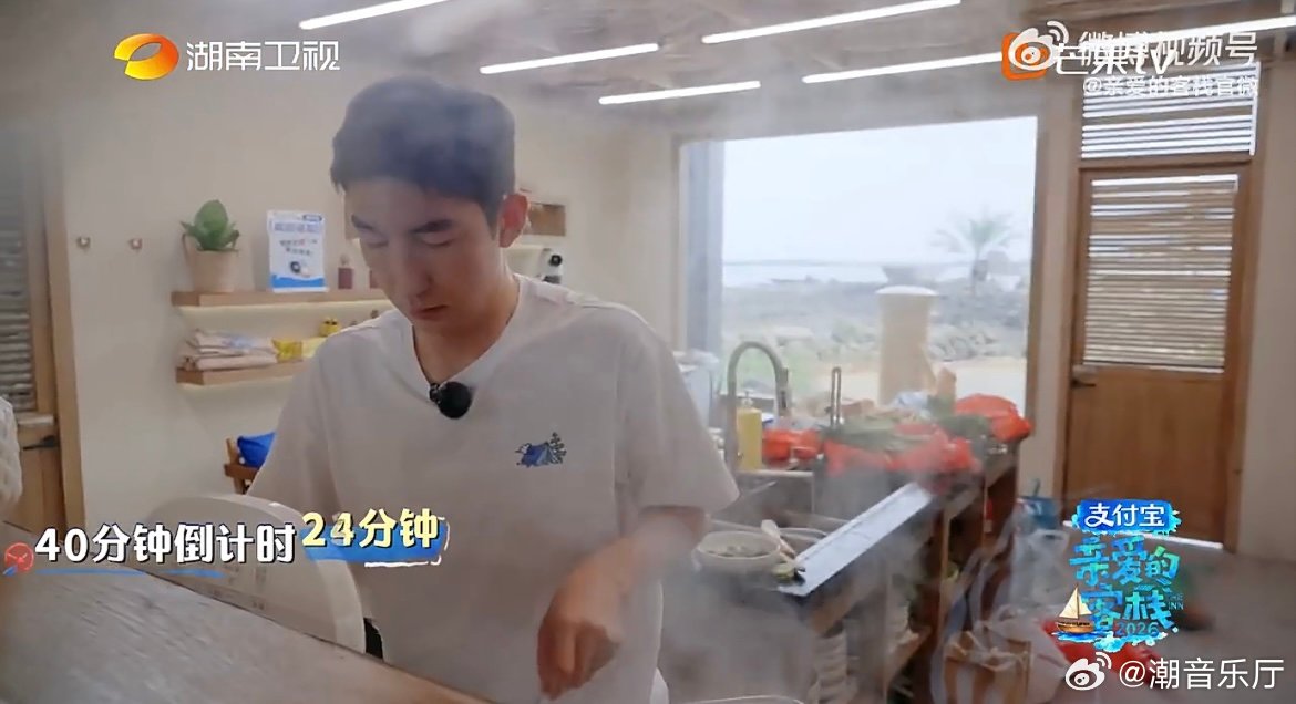 武大靖厨子四顾心茫然 赛场王者到了厨房也犯难，武大靖环顾厨房一脸迷茫，连锅碗瓢盆