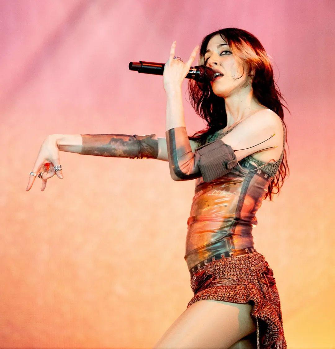 “卡妹” Caroline Polachek（卡罗琳·波拉切克）发布了新歌《Da