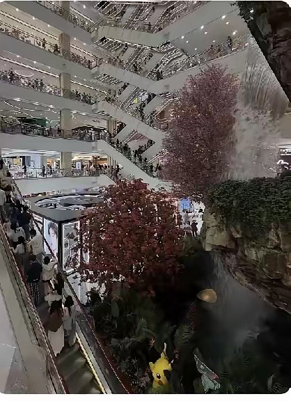 严总跳下去了西安赛格火了一个开店做到400 家的老板就这样舍弃他的员工走了！最近