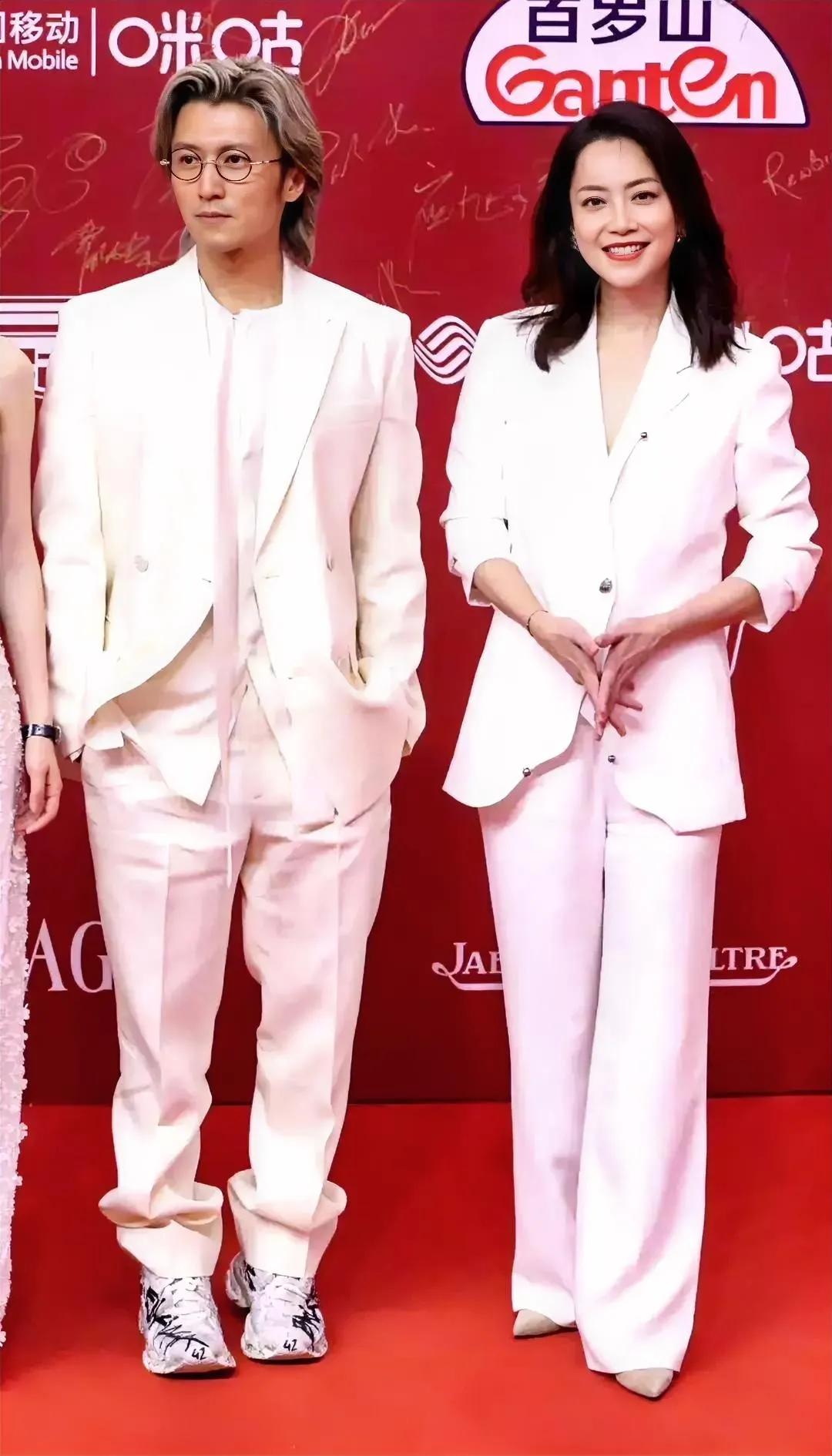 在上海电影节的红毯上，身为歌手和演员的谢霆锋一袭白色西装，脚上配上了一双高跟靴子