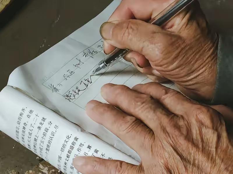 80多岁农民写的这封信，看哭无数人
 
最近网上流传开一封80多岁农村老人写的信