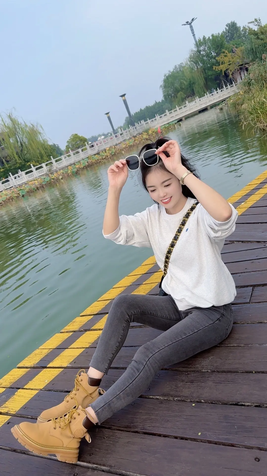 人这一生到底为了什么，其实就两个字，钱和情，为了这两个字，尝尽了人间的...