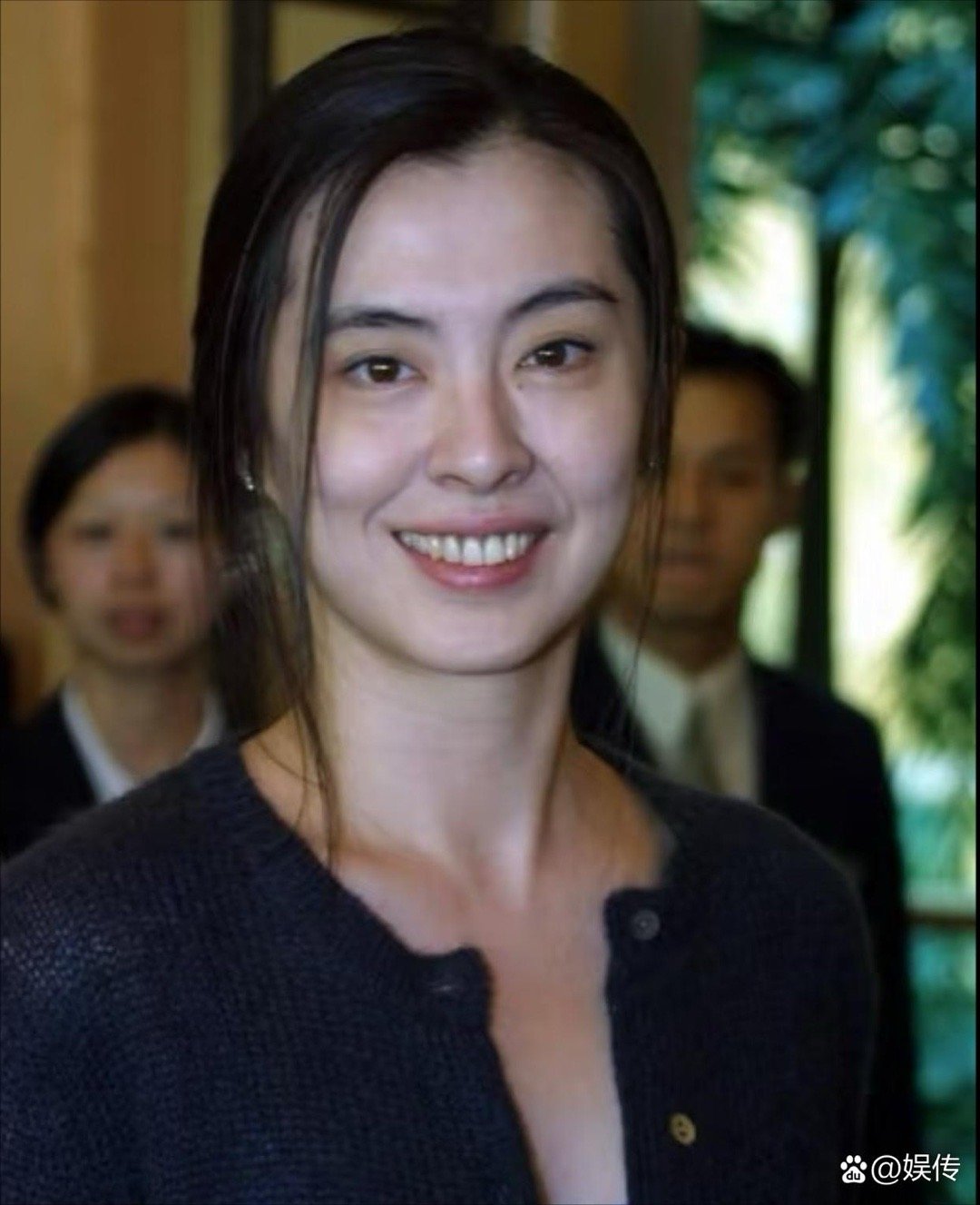 40岁王祖贤的旧照依旧封神！这般绝世美貌惊艳时光，让人不禁好奇：拥有如此颜值，会