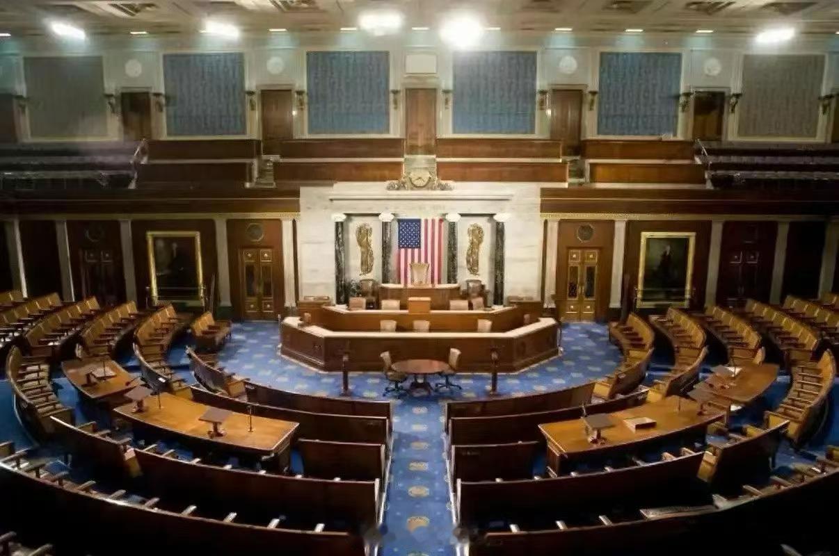 🔥🇺🇸🇺🇦亚利桑那共和党众议员，提出法案：2027国防授权法里的资金，