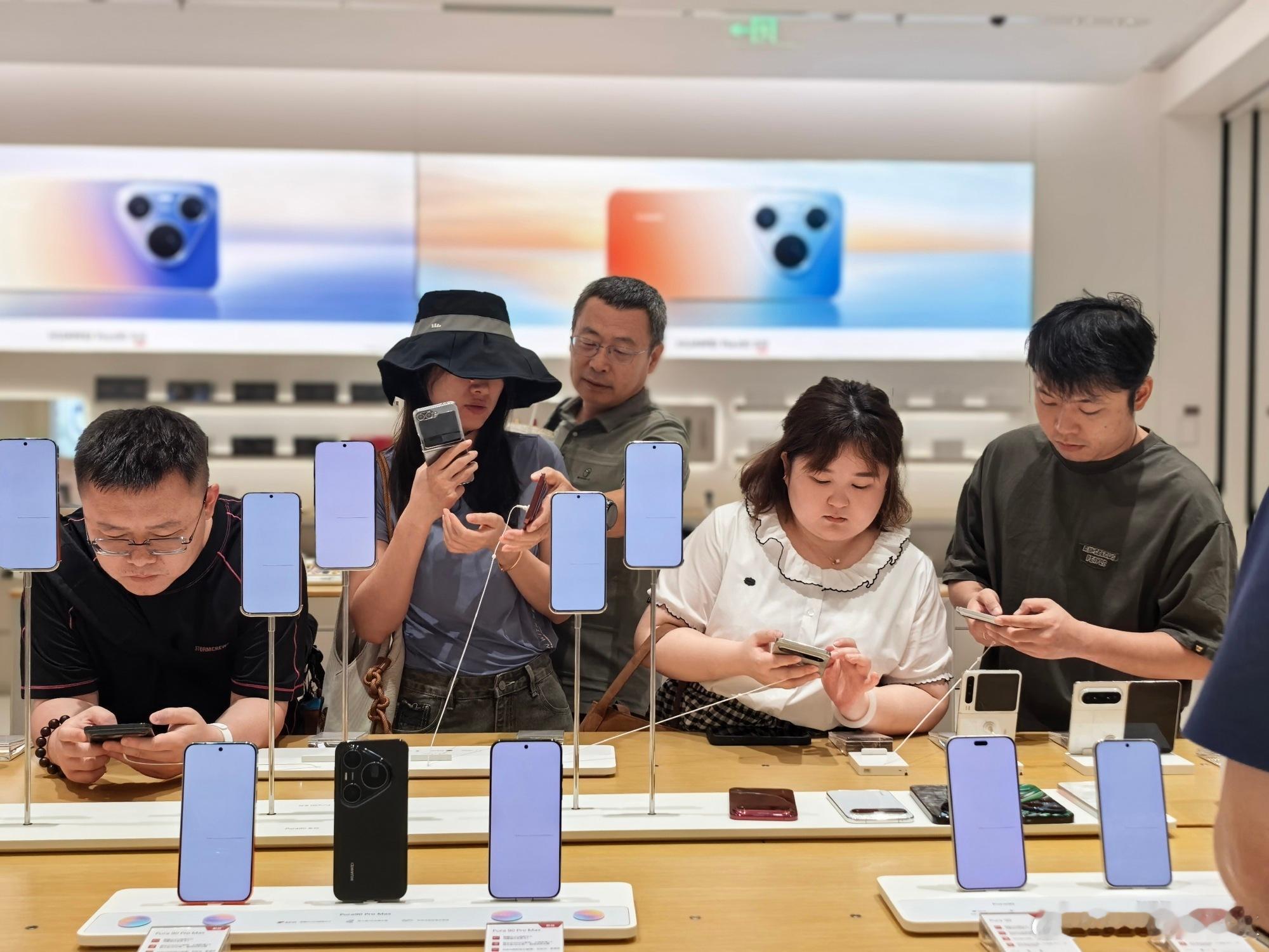 华为阔直板预订爆单全新阔直板形态真的太火了，华为Pura X View线下门店样