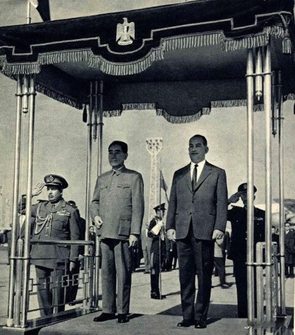 1963年12月14日，周恩来到达开罗。萨布里主席代表纳赛尔总统同其他高级军政官