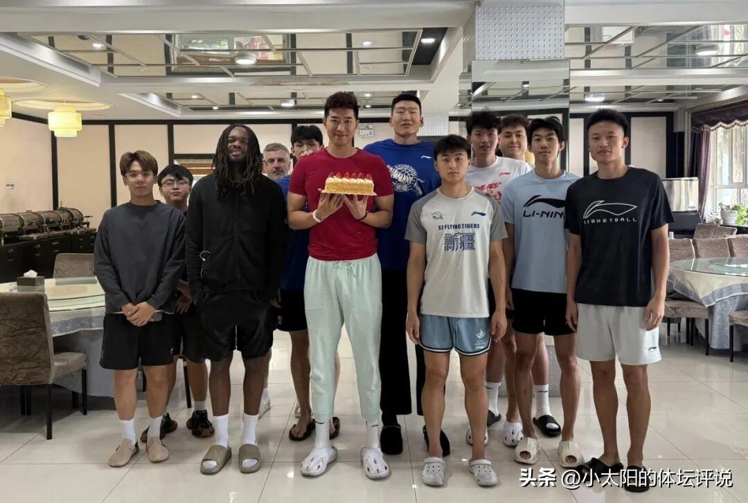 昨天是新疆大中锋吴冠希的生日，由于新疆大部分球员都去青岛体测去了，没有陪他过生日