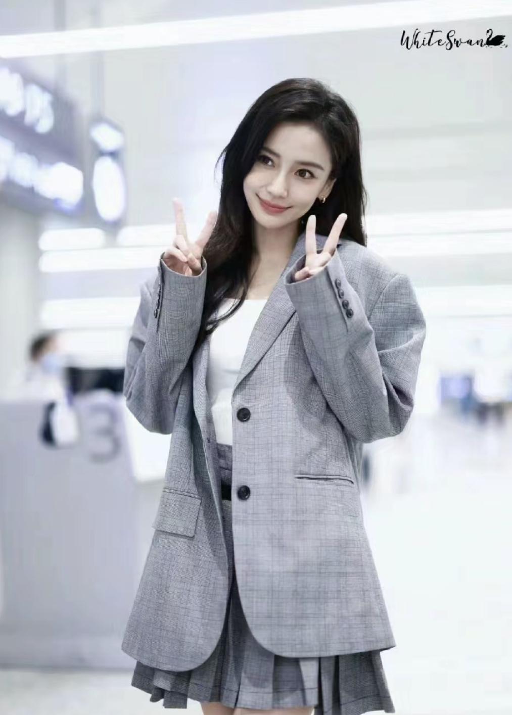 Angelababy（杨颖）黑长卷发搭配红唇，在柔媚中增添明艳感，回眸的瞬间将甜